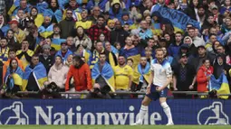 Pemain Inggris, Harry Kane, melakukan selebrasi setelah mencetak gol ke gawang Ukraina pada laga Kualifikasi Euro 2024 Grup C di Stadion Wembley, Minggu (26/3/2023). Berkat hasil ini, Inggris untuk sementara berhak memuncaki klasemen Grup C dengan poin 6. (AP Photo/Ian Walton)