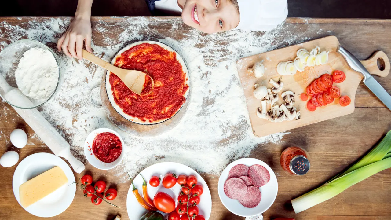 Ilustrasi Anak, Remaja, Makan, dan Makanan Pedas (iStockphoto)