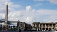 Luxor Obelisk yang berada di depan Hotel de Crillon (bangunan kanan), di Paris, Prancis. (Bola.com/Ary Wibowo). 