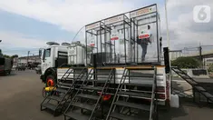 Warga menyemprotkan diri menggunakan cairan antiseptik di bilik disinfektan chamber di CheCk Point PSBB, perbatasan Jakarta - Tangerang Selatan, Pasar Jumat, Kamis (16/4/2020). Disinfektan chamber diperuntukkan bagi masyarakat sekitar selama Corona COVID-19. (Liputan6.com/Fery Pradolo)