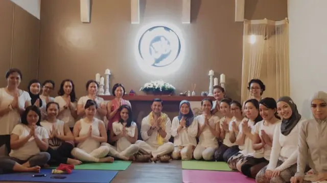 Kelas Yoga di Bles Yoga yang dipandu oleh Tio Rosaline Simanjuntak
