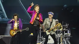 Personel grup band The Rolling Stones Mick Jagger (tengah), Ronnie Wood (kiri), dan Keith Richards (kanan) beraksi di atas panggung selama konser bagian dari tur Eropa "Sixty" di stadion Groupama, di luar Lyon, Prancis tengah, Selasa (19/7/2022). Lyon merupakan kota tur Eropa terakhir grup band asal Inggris tersebut. (AP Photo/Laurent Cipriani)