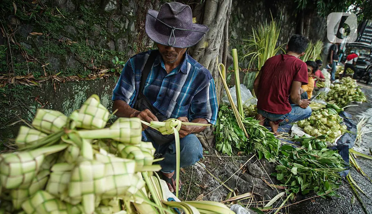 <p>Pedagang tengah membuat kulit ketupat saat menunggu pembeli di Jakarta, Sabtu (30/4/2022). H-2 Lebaran 2022 penjualan kulit ketupat mengalami peningkatan dengan harga jual Rp 6 ribu untuk 10 lembar atau bahan dan Rp 10 ribu untuk harga perikat. (Liputan6.com/Faizal Fanani)</p>