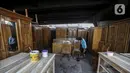 Pekerja menyelesaikan pembuatan furniture (perlengkapan rumah) di kolong Flyover Kranji, Bekasi, Jawa Barat, Sabtu (7/11/2020). Selama pandemi COVID-19 berlangsung, pedagang mengeluhkan daya beli masyarakat yang turun drastis. (Liputan6.com/Johan Tallo)