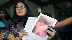 Direktur LBH APIK Ratna Bantara Mukti menunjukan bukti dan surat laporan kepada Mahkamah Kehormatan Dewan (MKD) DPR, Jakarta, (2/2). Ia mengadukan dugaan pemukulan yang dilakukan Masinton Pasaribu kepada staf ahli Dita Aditia. (Liputan6.com/JohanTallo)