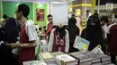Pengunjung melihat-lihat buku di Islamic Book Fair 2018 di JCC, Jakarta, Jumat (20/4). (Liputan6.com/Faizal Fanani)