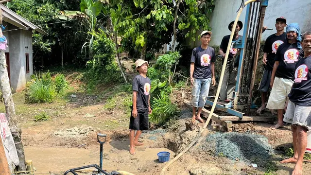 Para sukarelawan Ganjar Milenial Center Banten menggelar aksi sosial dengan membuatkan sumur bor untuk Pondok Pesantren Salafi pada Jumat 31 Maret 2023 (Istimewa)