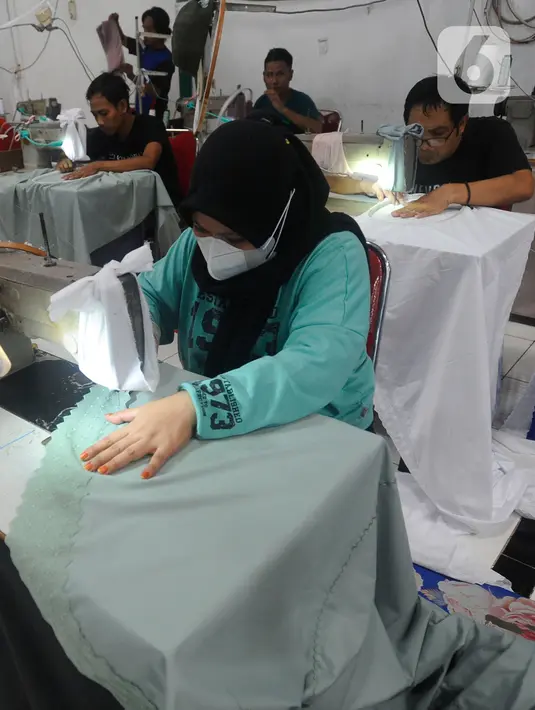 Sepekan jelang Lebaran penjualan berbagai busana muslim seperti baju koko, baju gamis, dan jilbab meningkat hingga dua kali lipat. (merdeka.com/Arie Basuki)