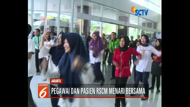 Dokter, suster, petugas keamanan dan kebersihan Rumah Sakit Cipto Mangun Kusumo lakukan flash mob lagu Meraih Bintang milik Via Vallen.