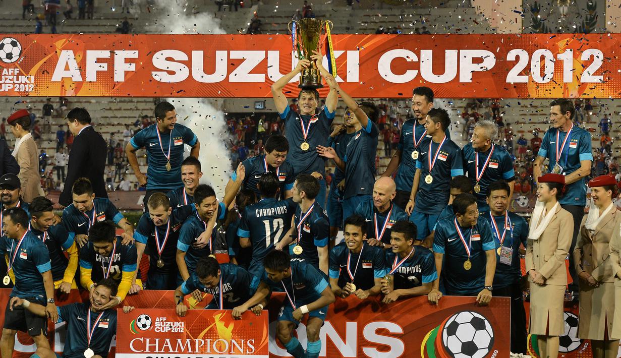 Singapura. Timnas Singapura total telah meraih 4 trofi Piala AFF sepanjang sejarah, yaitu pada edisi 1998, 2004, 2007 dan 2012. Dari 4 gelar tersebut, dua di antaranya diraih setelah mengalahkan Thailand di partai final pada edisi 2007 dan 2012. Sementara dua gelar lainnya didapat setelah membungkam Vietnam pada edisi 1998 dan Timnas Indonesia pada edisi 2004. (AFP/Pornchai Kittiwongsakul)