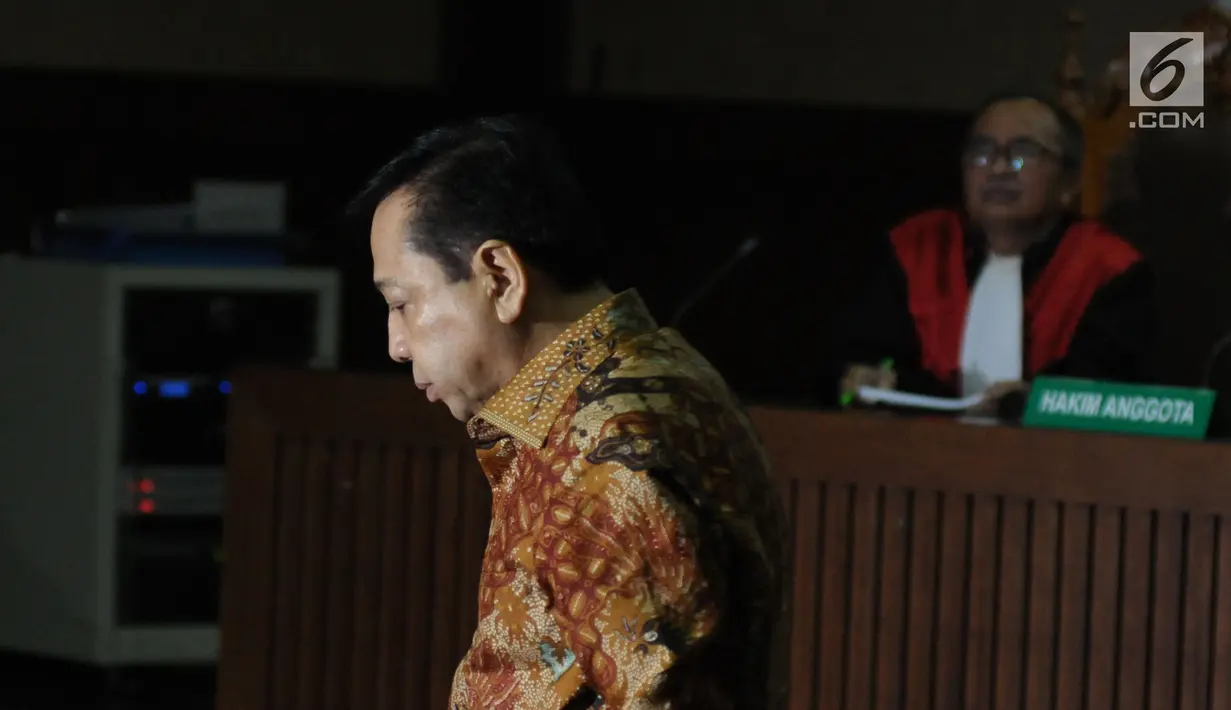 Terdakwa korupsi proyek e-KTP, Setya Novanto saat mengikuti sidang pembacaan putusan di Pengadilan Tipikor, Jakarta, Selasa (24/4). Setya Novanto divonis hukuman pidana 15 tahun penjara dan denda Rp 500 juta. (Liputan6.com/Helmi Fithriansyah)