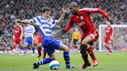 Ryan Babel bergabung di Liverpool pada musim panas 2007. Ia didatangkan ke Anfield dari Ajax Amsterdam sebagai pemain muda berkualitas. Babel tercatat berhasil mencetak 22 gol dan 146 laga bersama The Reds. Ia pun hengkang menuju TSG 1899 Hoffenheim setelah lima musim berseragam Liverpool. (AFP/Paul Barker)