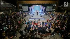 Motivator Tung Desem Waringin mengajak peserta mengangkat tangan saat berbagi pengalaman hidup dalam Emtek Goes To Campus (EGTC) 2018 di Universitas Gadjah Mada (UGM), Yogyakarta, Kamis (18/10). (Liputan6.com/Herman Zakharia)