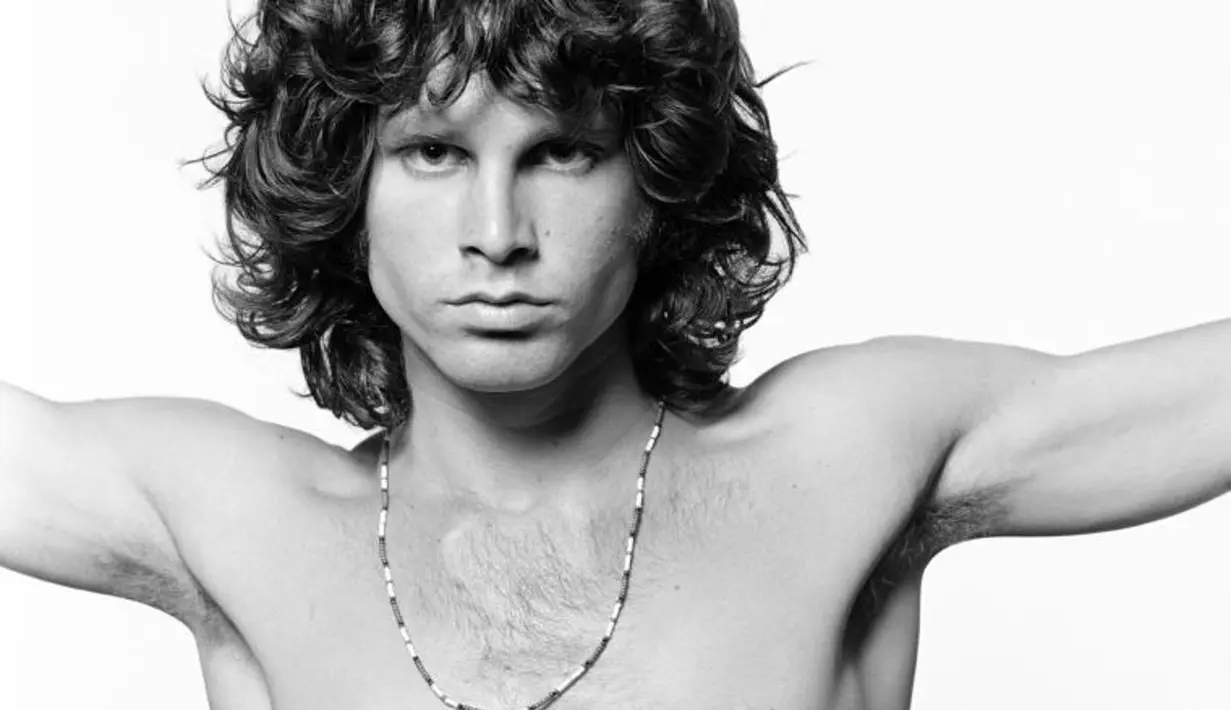 Pentolan The Doors ini memang miliki rambut ikal yang khas. Nggak perlu curly hair atau catok-catok manja, semua cewek pasti iri banget sama Jim. (dbknews.com)