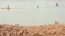 Pedayung melakukan uji coba arena dayung di sekitar Situ Cipule, Kecamatan Ciampel, Karawang, Jabar, yang akan menjadi tempat perlombaan dayung pada SEA Games 2011. (Antara).