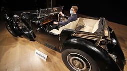 Sebuah Bugatti Type 57S 1937, salah satu mobil pra-perang paling berharga dan diminati di dunia, di rumah lelang Bonhams di London, Selasa (16/2/2021). Seri yang termasuk diburu kolektor mobil langka ini diperkirakan akan terjual 6,95 juta sampai 9,73 juta dollar AS. (AP Photo/Frank Augstein)