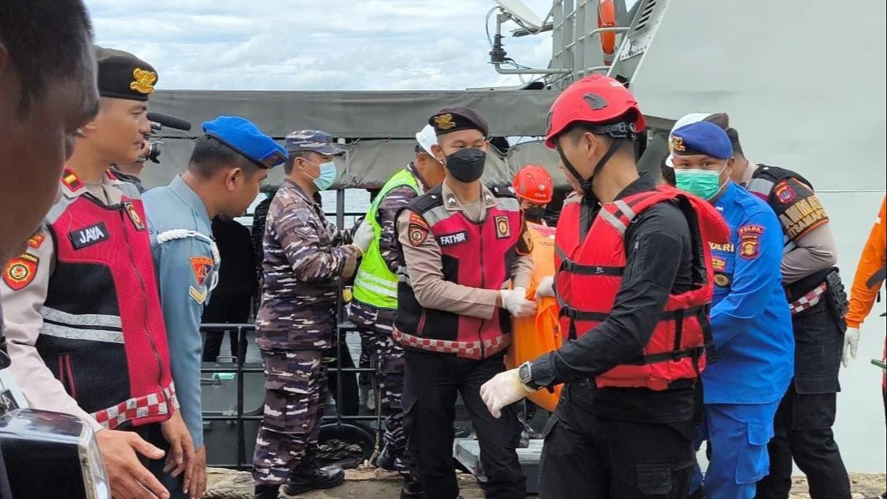 FOTO: KRI Selar-879 Evakuasi Jenazah di Teluk Balikpapan Saat Patroli Rutin