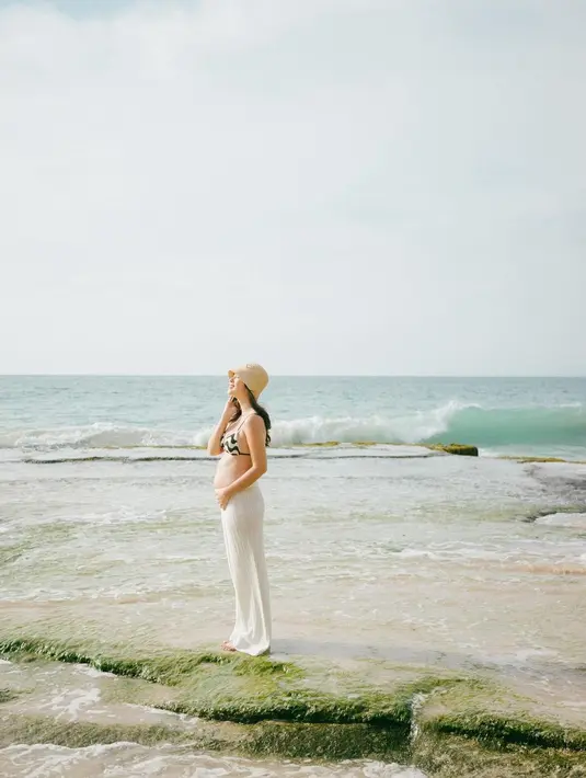 Berbeda dengan Jessica Mila, Pamela Bowie menjalani maternity shoot dengan konsep alam di pantai Bali  bersama sang suami, Armand Gunawan.