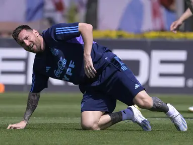 Pemain depan Argentina Lionel Messi memberi isyarat saat sesi latihan menjelang matchday 4 Kualifikasi Piala Dunia 2026 zona CONMEBOL, di Ezeiza, Buenos Aires pada 16 Oktober 2023. (JUAN MABROMATA / AFP)