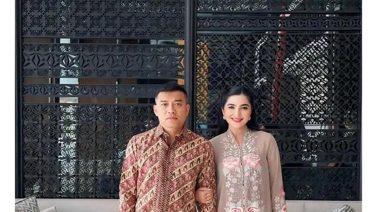 6 Potret Outfit Kebaya Ashanty di Kondangan Teman Kuliah, Inspirasi Gaya Elegan