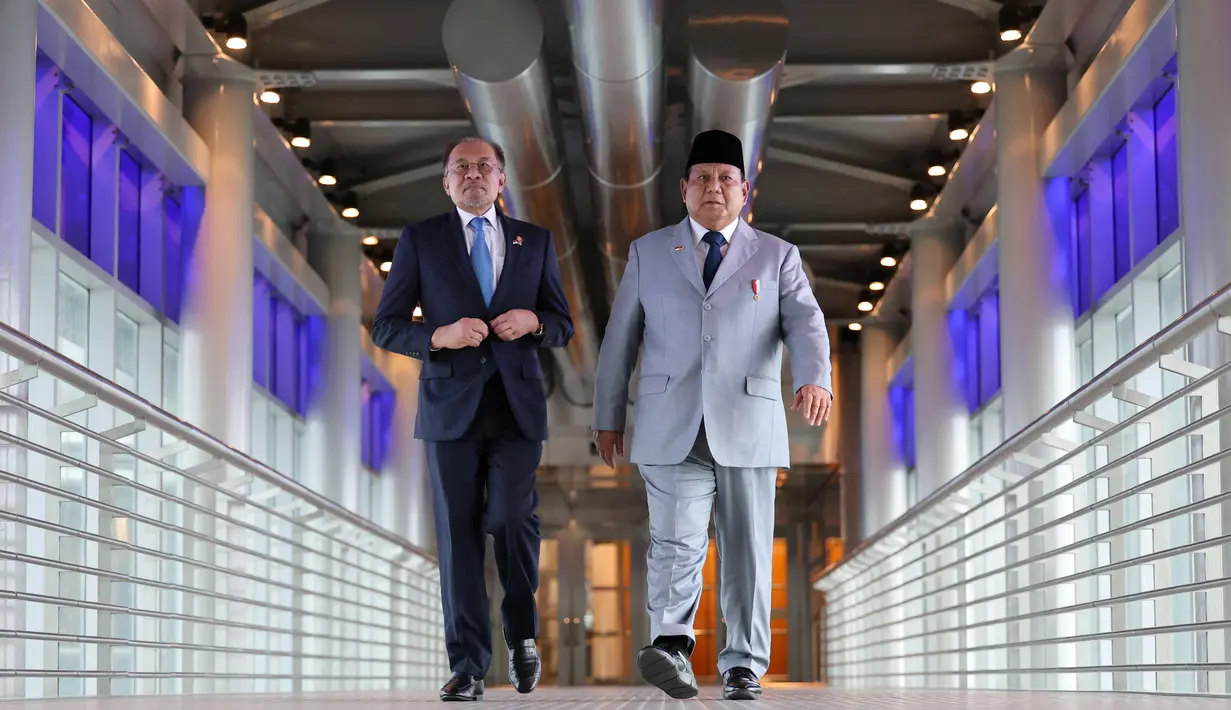 Di Malaysia, Presiden Prabowo melakukan pertemuan bilateral dengan Yang di-Pertuan Agong XVII Sultan Ibrahim dan Perdana Menteri Anwar Ibrahim. (HASNOOR HUSSAIN/POOL/AFP)
