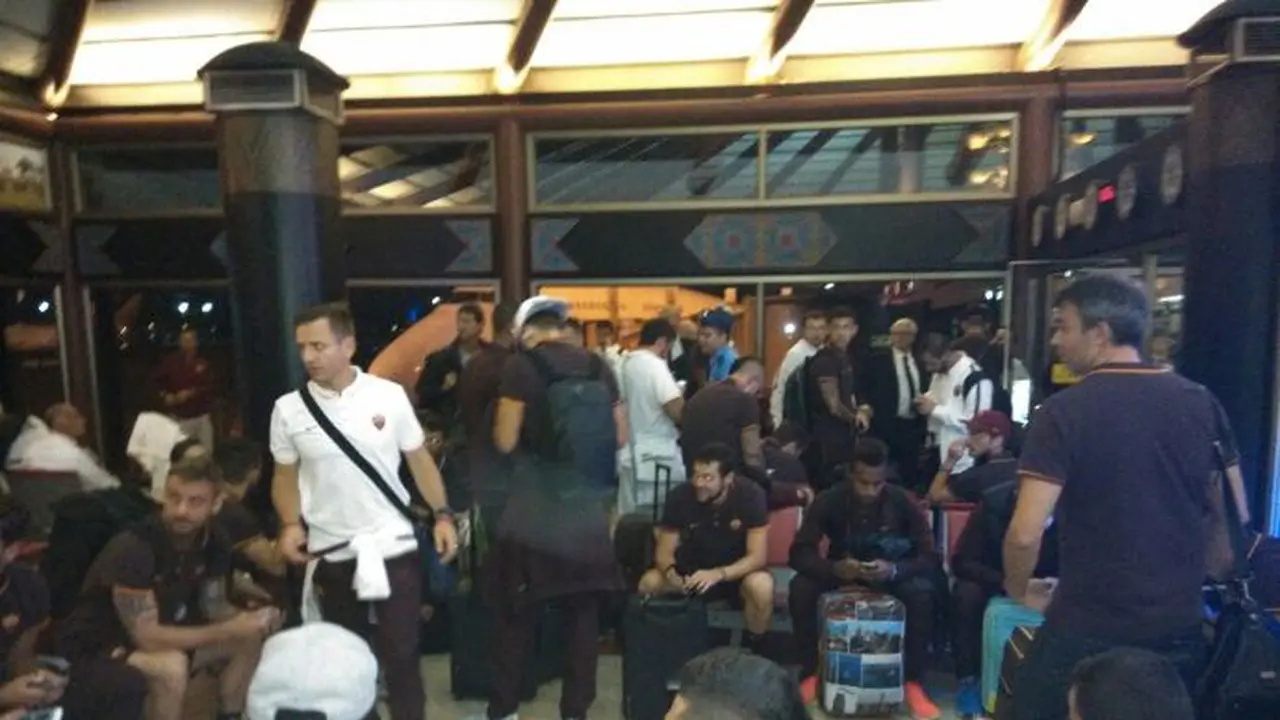 Para pemain AS Roma menunggu di bandara Soekarno-Hatta (Istimewa)