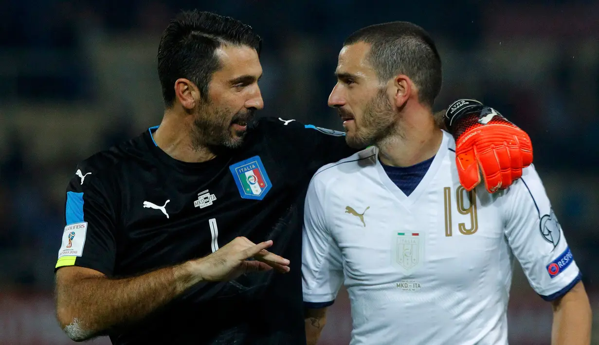 Kiper Timnas Italia, Gianluigi Buffon bersama Leonardo Bonucci setelah pertandingan tandangnya melawan Macedonia, Minggu (9/10). Setelah sempat tertinggal, Italia mampu membalikkan kedudukan dan memetik kemenangan. (REUTERS/Ognen Teofilovski)