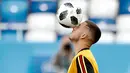 Gelandang Belgia, Eden Hazard mengontrol bola saat latihan jelang menghadapi Inggris pada grup G Piala Dunia 2018 di stadion Kaliningrad,  Rusia (27/6). Belgia telah mengumpulkan 6 poin sama seperti Inggris di grup tersebut. (AP Photo/Alastair Grant)
