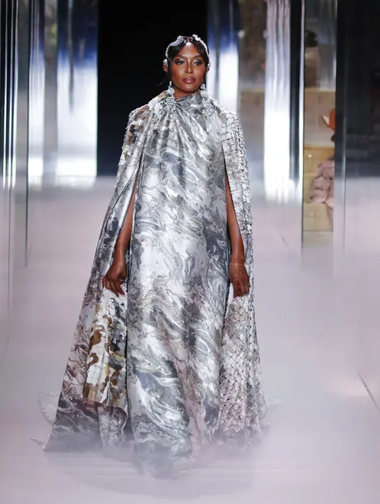Model Naomi Campbell mengenakan busana kreasi Fendi's Spring-Summer 2021 Haute Couture dalam acara Paris Fashion Week di Paris, Prancis, Rabu (27/1/2021). Paris Fashion Week 2021 diramaikan oleh deretan model ternama dunia. (AP Photo/Francois Mori)