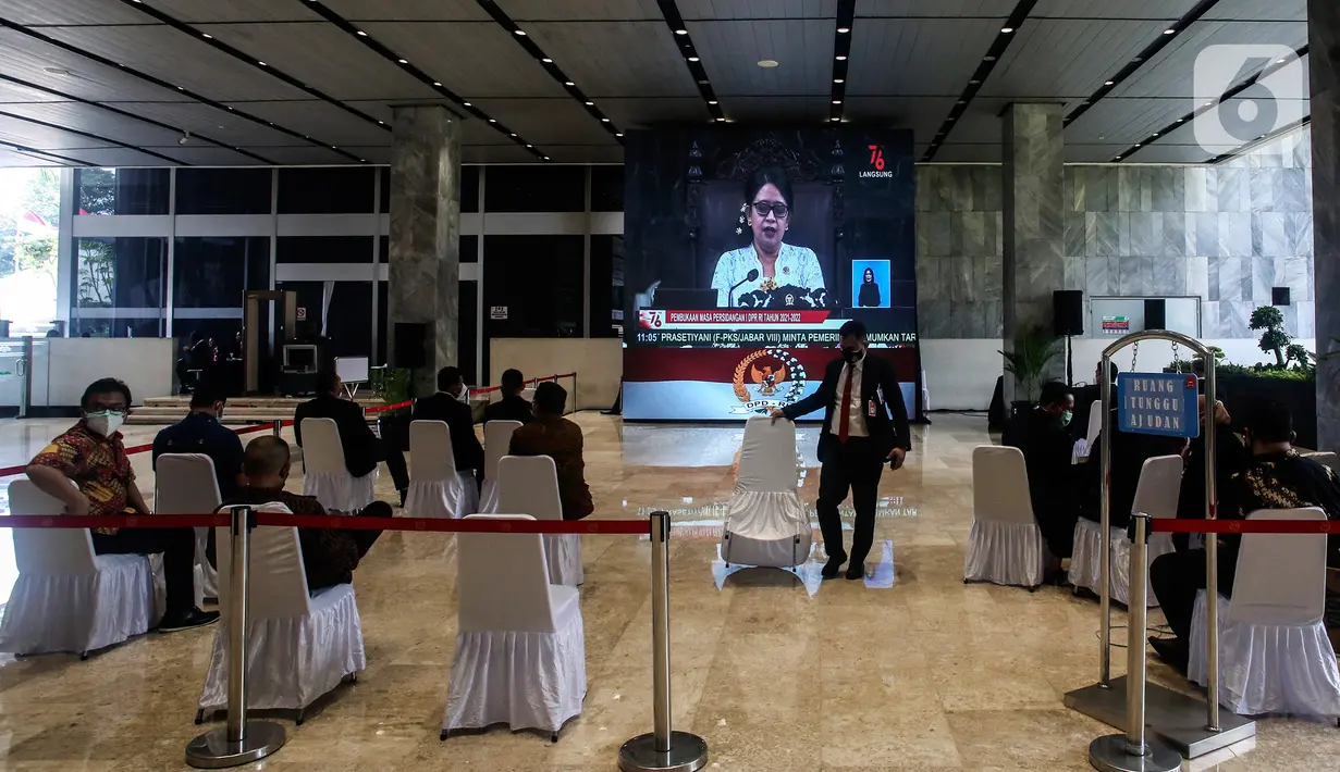 Wartawan menyaksikan Sidang Tahunan MPR bersama DPR RI dan DPD secara live di Gedung DPR, Senayan, Jakarta, Senin (16/8/2021). Dikarenakan pandemi COVID-19 penyelenggaraan prosesi Sidang Tahunan MPR RI pada tahun ini secara sederhana dan terbatas. (Liputan6.com/Johan Tallo)