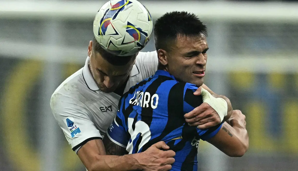 Bek Napoli, Alessandro Buongiorno (kiri) berebut bola dengan Lautaro Martinez (Inter Milan) selama pertandingan sepak bola Serie A Italia di stadion San Siro, Milan, pada Minggu 10 November 2024 waktu setempat atau Senin (11/11/2024) dini hari WIB. (Gabriel BOUYS/AFP)
