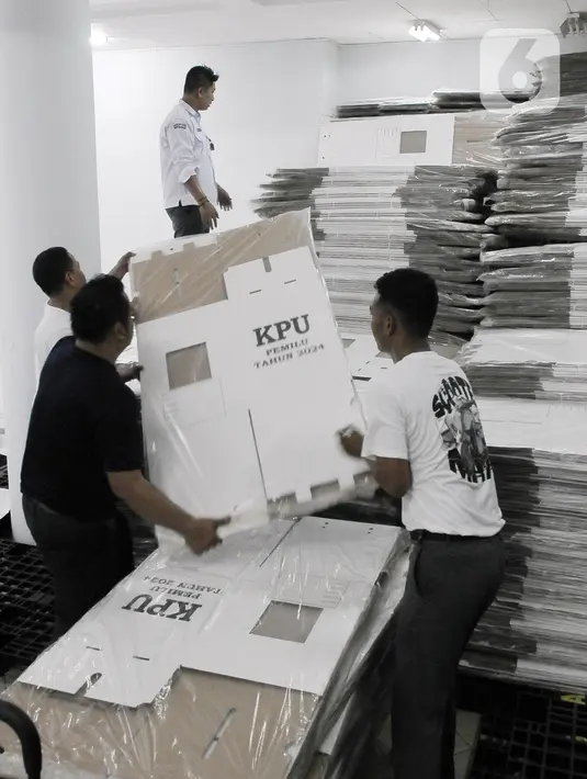 <p>Terkait pengadaan logistik Pemilu 2024, sebelumnya sudah melalui kontrak payung antara KPU RI dan Lembaga Kebijakan Pengadaan Barang Jasa Pemerintah (LKPP). (merdeka.com/Imam Buhori)</p>
