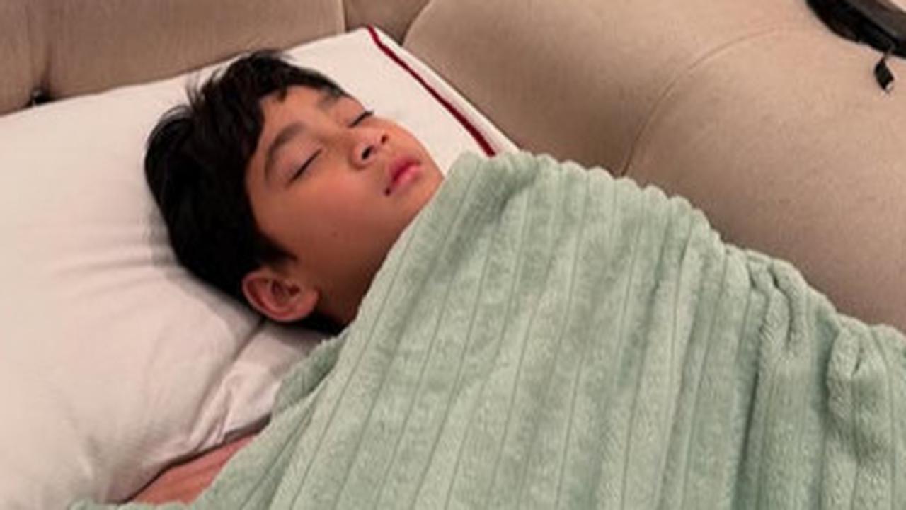 Potret Rafathar Tidur Nyenyak Ngemper di Ruang Tamu, Wajah Ganteng Terus di Zoom Bikin Heboh