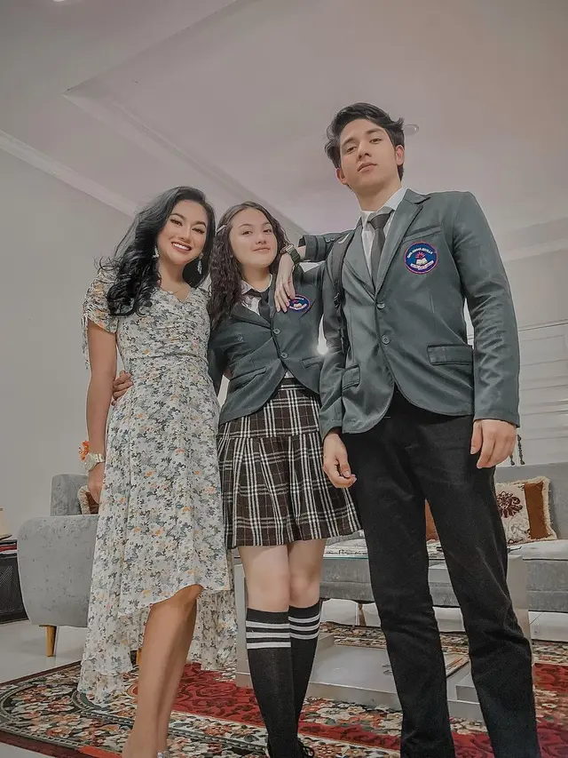 Fadi Alaydrus bersama Aisyah Aqilah dan Sania Velova (Foto: Instagram/@saniavelova)