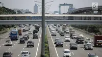 Kendaraan roda empat melintas di Tol Jagorawi, Jakarta, Jumat (6/4). Pemerintah akan memberlakukan aturan ganjil genap di ruas Tol Jagorawi dan Tol Jakarta-Tangerang. (Liputan6.com/Faizal Fanani)