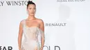 Bella Hadid tiba menghadiri amfAR's Cinema Against AIDS 2017 di Festival Film Cannes ke-70, Prancis (25/5). Model Victoria Secret ini tampil sensasional dalam gaun bertabur kristal yang hampir memperlihatkan tubuhnya. (Photo by Arthur Mola/Invision/AP)