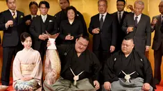 Pegulat sumo Jepang, Kisenosato foto bersama saat mendapat hidangan ikan red sea bream merayakan kemenangannya dalam upacara yang berlangsung di Tokyo, Jepang, Rabu (25/1). (AFP Photo/Toru Yamanaka) 