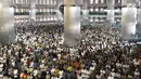 Umat muslim melaksanakan salat Jumat di Masjid Istiqlal, Jakarta, Jumat (18/5). Salat Jumat kali ini merupakan yang pertama di bulan Ramadan 1439 Hijriah. (Liputan6.com/Immanuel Antonius)