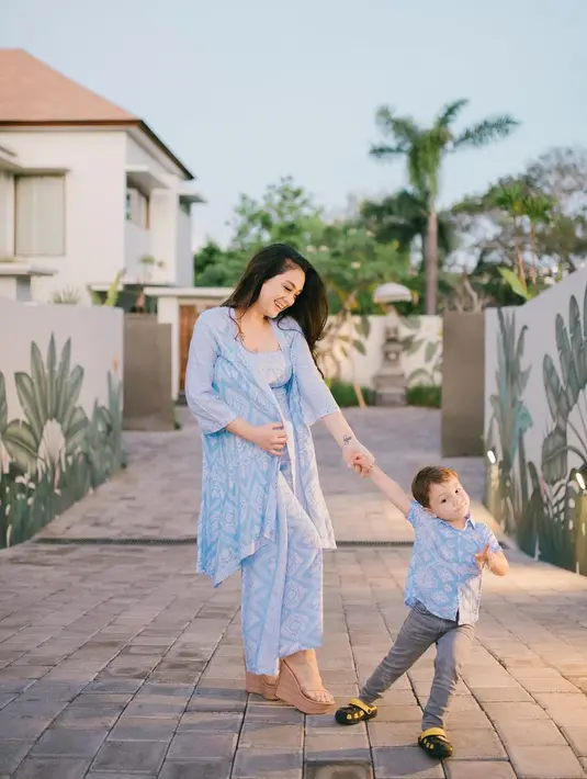 Namun lewat tayangan di kanal YouTube Seleb Oncam News, Celine buka suara terkait rumor tersebut. Dikatakannya, bahwa kini dirinya memang tengah senang mempelajari ilmu Agama Islam dan masih menganut agama yang diyakininya. (Instagram/celine_evangelista)