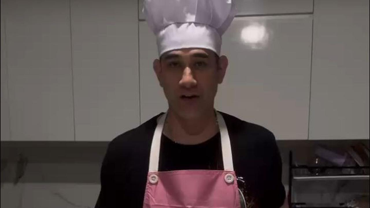 Ganteng dan Gagah, Ternyata Okan Cornelius Juga Jago Bikin Kue - Ini Aksinya saat Buat Lapis Legit