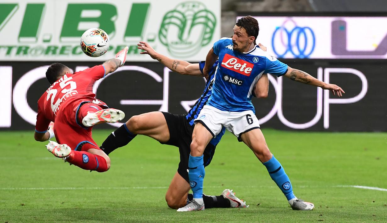 Kiper Napoli, David Ospina, menghalau bola saat laga lanjutan Seria A melawan Atalanta, Jumat (3/7/2020). David Ospina harus ditandu keluar lapangan akibat mengalami cedera hingga di bagian kepala. (AFP/Miguel Medina)