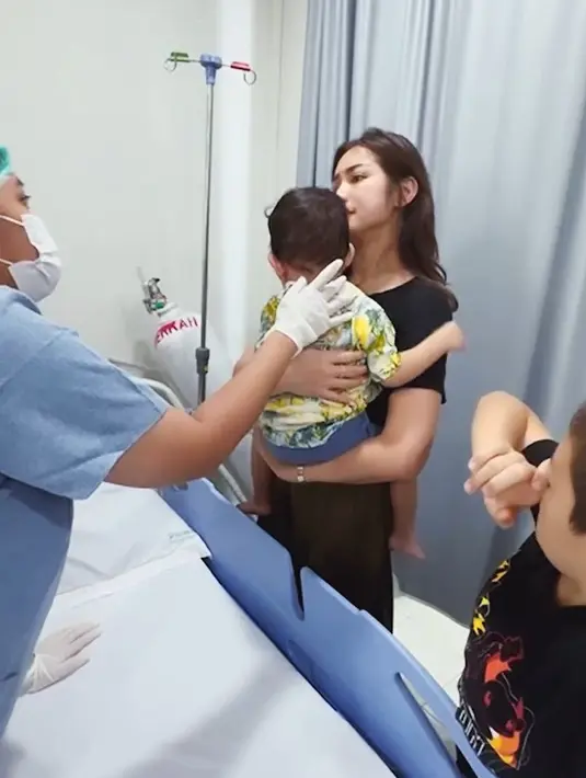 "Ke khawatiran seorg ibu di uji ketika anak sedang sakit.sehat ya anak manis," tulis mommymelody30.  "Semoga Allah mengangkat sakitnya adik don. Aamiin," tulis hana_zoel. "Jesss semangattt baby don anak yg penuh semangat pasti cepet sembuh," tulis westnydj.
 [Instagram/inijedar]