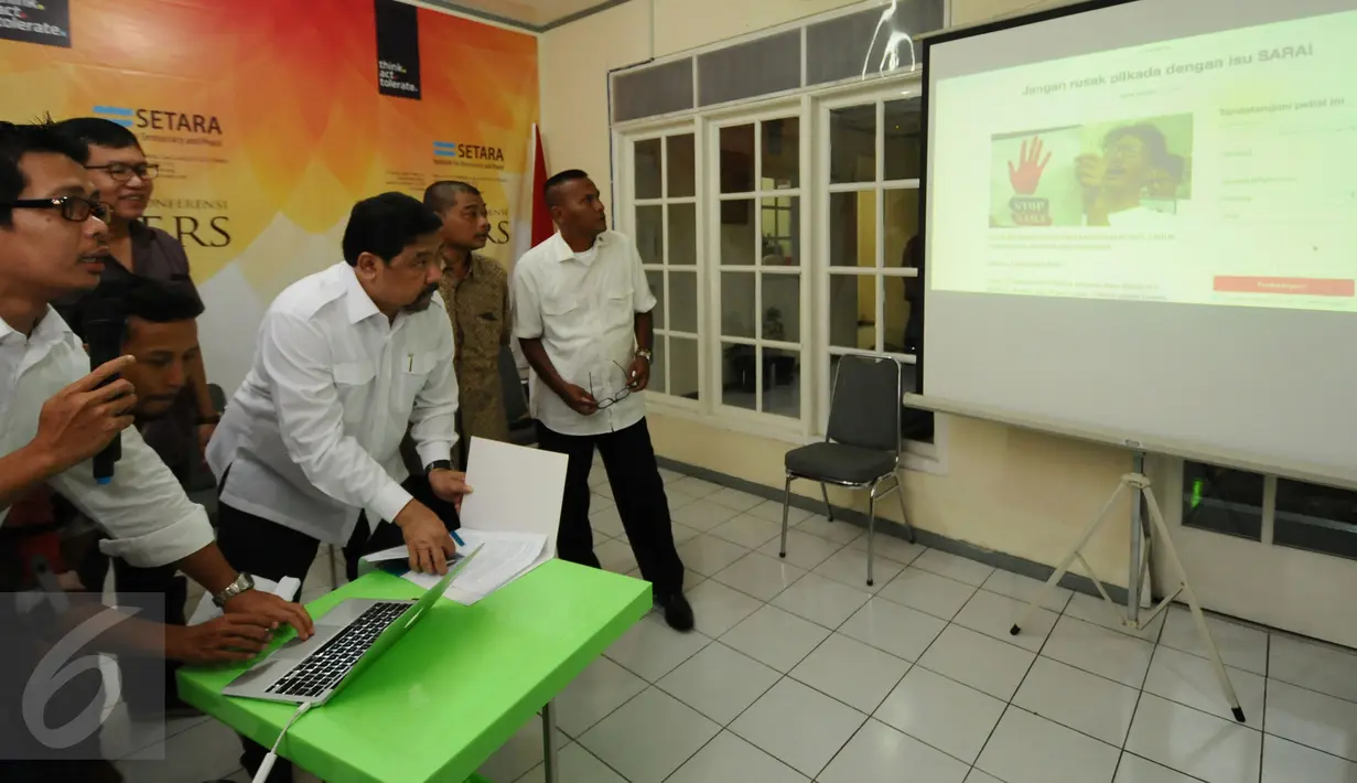 Ketua SETARA Institute, Hendardi (tengah) mengklik saat peluncuran website http://change.org/seruan bersama di Jakarta, Selasa (1/11). Seruan berisi ajakan menjaga perdamaian di Jakarta dan Indonesia. (Liputan6.com/Helmi Fithriansyah)