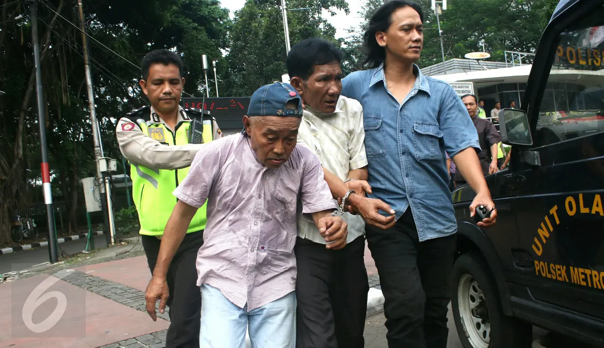 Petugas membawa dua pencopet menuju kendaraan polisi di Pospol Bundaran HI, Jakarta, Rabu (3/5). Dengan tangan diikat, dua pencopet tersebut dibawa menuju Polsek Menteng. (Liputan6.com/Angga Yuniar)