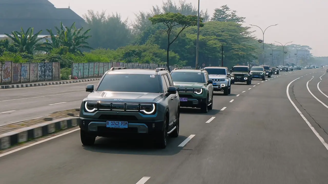 Mobil Off-Road BAIC melaukan konvoi ke Cerita.