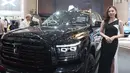 Sales Promotion Girl (SPG) berdiri dekat mobil baru yang dipamerkan dalam pameran otomotif Gaikindo Indonesia International Auto Show (GIIAS) 2026 di Indonesia Convention Exhibition (ICE), Tangerang, Banten, 30 Juli 2026. (KLY/ Budy Santoso)