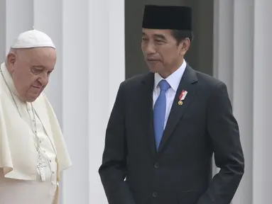 Presiden Joko Widodo (kanan) bersama PPemimpin tertinggi Gereja Katolik Sedunia, Paus Fransiskus (kiri) mengikuti upacara penyambutan kunjungan kenegaraan Paus di Istana Merdeka, Jakarta, Rabu (4/9/2024). (Bay Ismoyo/Pool Photo via AP)