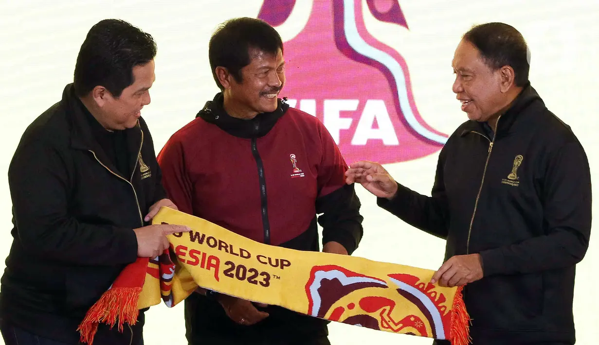 <p>Ketua Umum PSSI Erick Thohir (kiri) dan Menpora Zainudin Amali (kanan) menyerahkan syal kepada pelatih Indra Sjafri (tengah) saat launching merchandise resmi Piala Dunia U-20 2023 di Atrium Mall FX Sudirman, Senayan, Jakarta, Rabu (8/3/2023). Apparel lokal, Juara, dipercaya menjadi penyedia suvenir Piala Dunia U-20 2023 dengan menyediakan 53 jenis merchandise yang siap dijual ke masyarakat. (Liputan6.com/Herman Zakharia)</p>