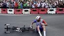 Pembalap Tim Groupama-FDJ Jacopo, Guarnieri sedang duduk di jalan setelah jatuh pada etape ke-6 balap sepeda Tour de France 2021 yang menempuh jarak 160 km, dari Tours menuju Chateauroux, pada 01 Juli 2021. (AFP/Philippe Lopez)