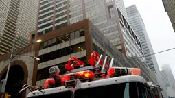 Penampakan gedung pencakar langit yang ditabrak sebuah helikopter di pusat Manhattan, New York, Amerika Serikat, Senin (10/6/2019). Warga dalam gedung mengaku merasakan guncangan kuat. (AP Photo/Mark Lennihan)